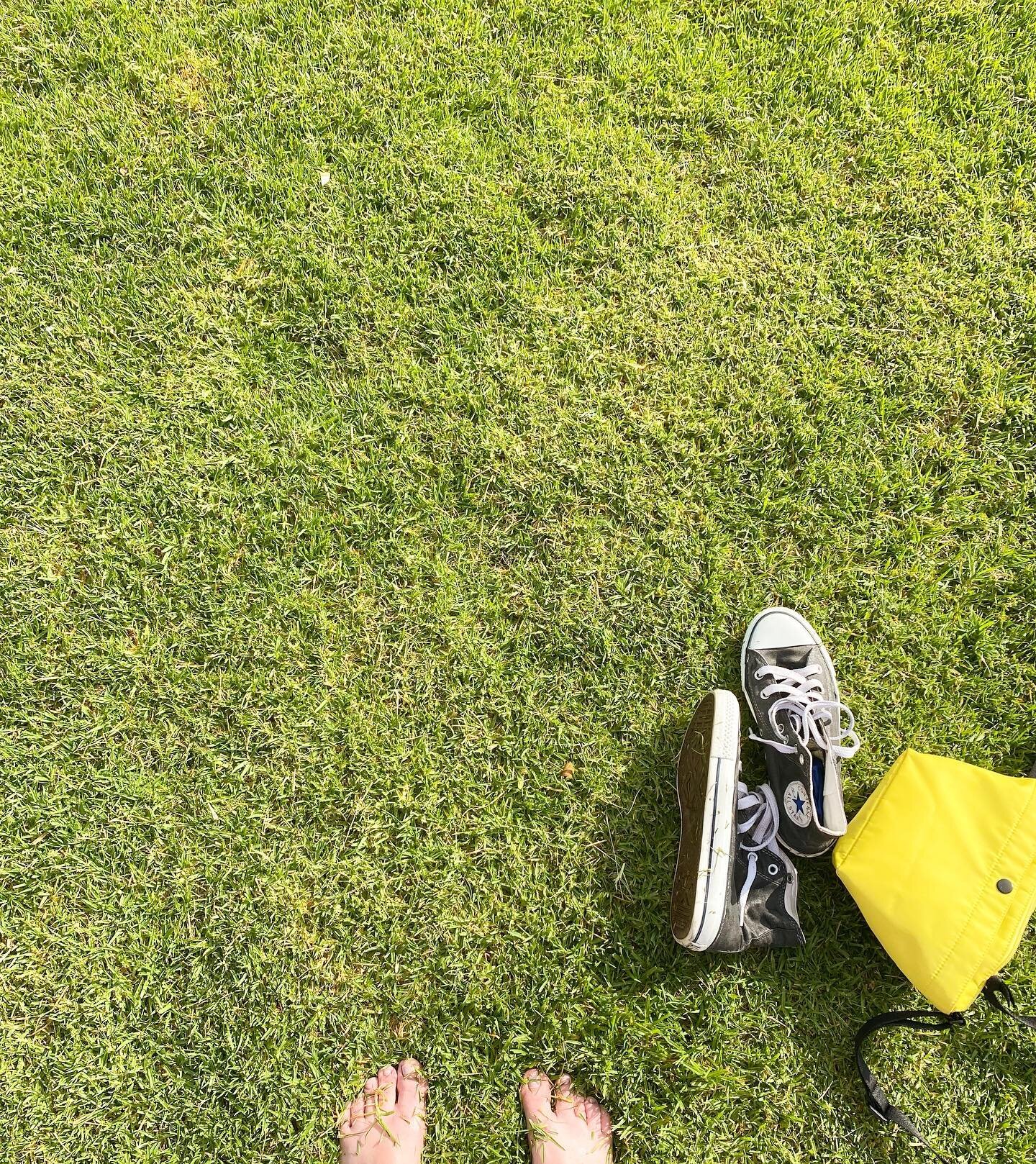 Andar descalza en la hierba, el sol, la naturaleza, el agua, la playa, respirar ox&iacute;geno, cuidar tu cuerpo, abrazar y besar, sonre&iacute;r, meditar, ser positiva, no tener miedo, vibrar alto y disfrutar de la vida.
Porque solo tenemos una, y h