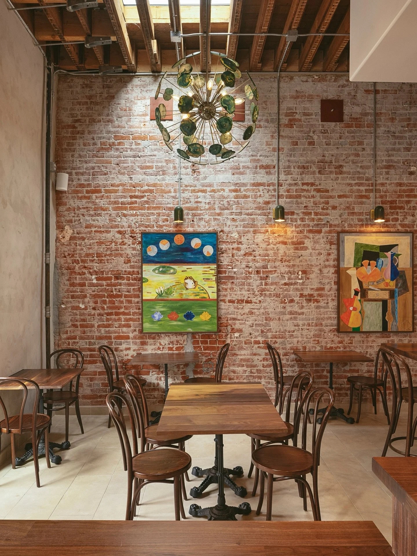 Preserving character while redefining the space. ✨
The decision to expose the existing brick connects the new design to the building’s architectural roots. 
•
•
•
•
@pinyonfam // @revive_ventura // @herberdesign // 📷:@er