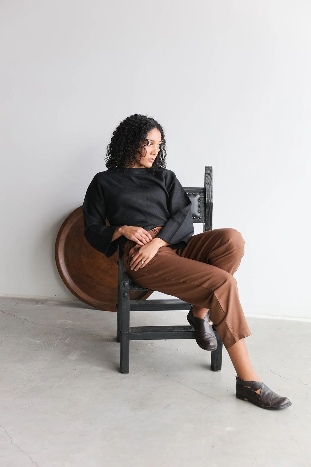 nomi-designs-linen-pants-cocoa-long-sleeve-top-black-sitting.jpg