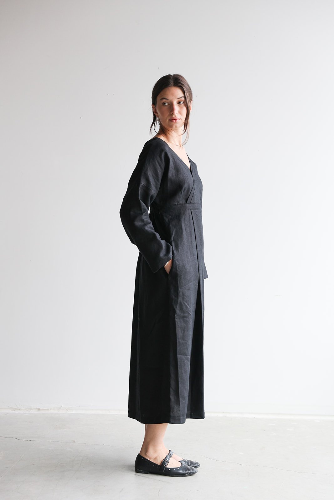 linen-dress-long-sleeves-black-side.jpg