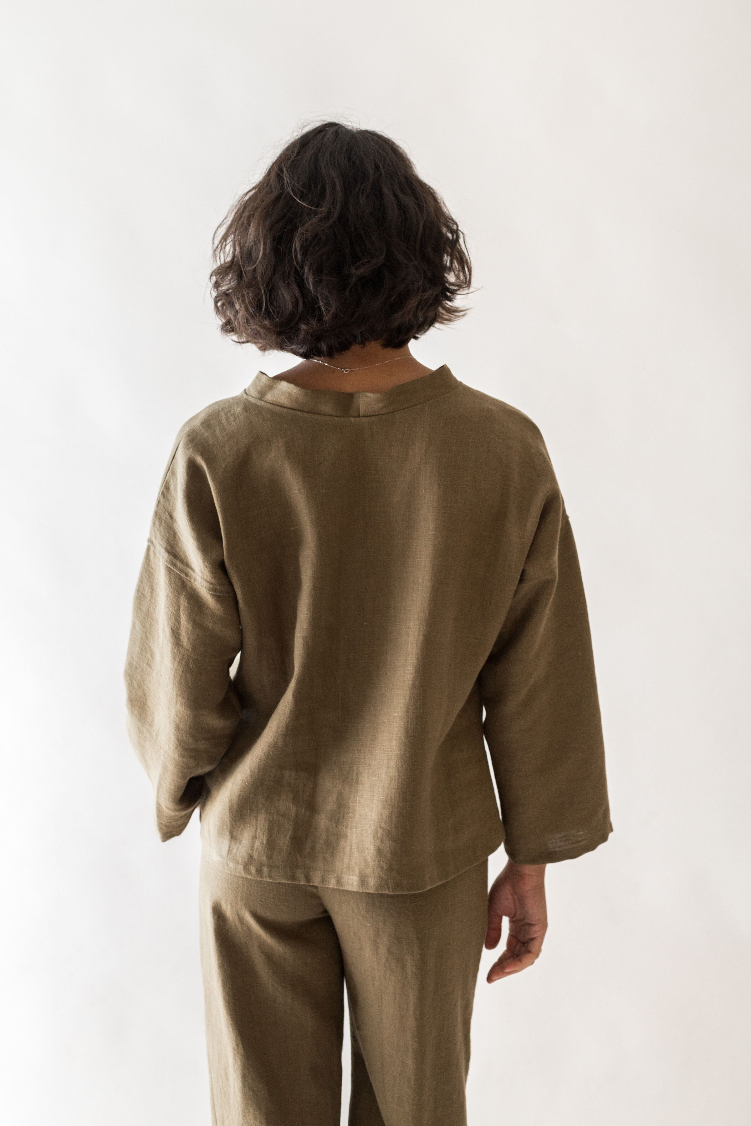 Nomi Designs linen top Donna in Dark moss style.jpg