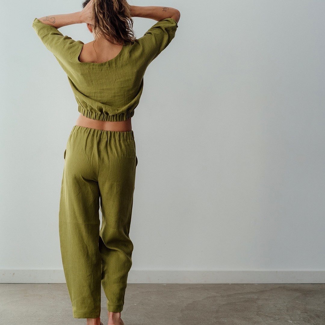 The perfect outfit in Pesto colour: the Sophie top paired with Jordan pants. 
There are so many options to wear this outfit, whether you&rsquo;re walking along the beach, shopping, or working from home, this comfortable linen ensemble is a natural ch