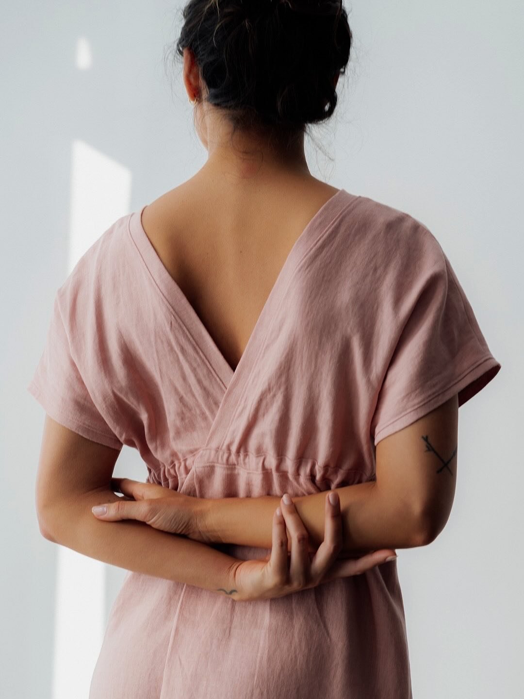 Sometimes, it&rsquo;s all about the small details.
⠀⠀⠀⠀⠀⠀⠀⠀⠀
⠀⠀⠀⠀⠀⠀⠀⠀⠀
The Nicole Dress in pink.

@ramen.gin 
@ethos_imagery