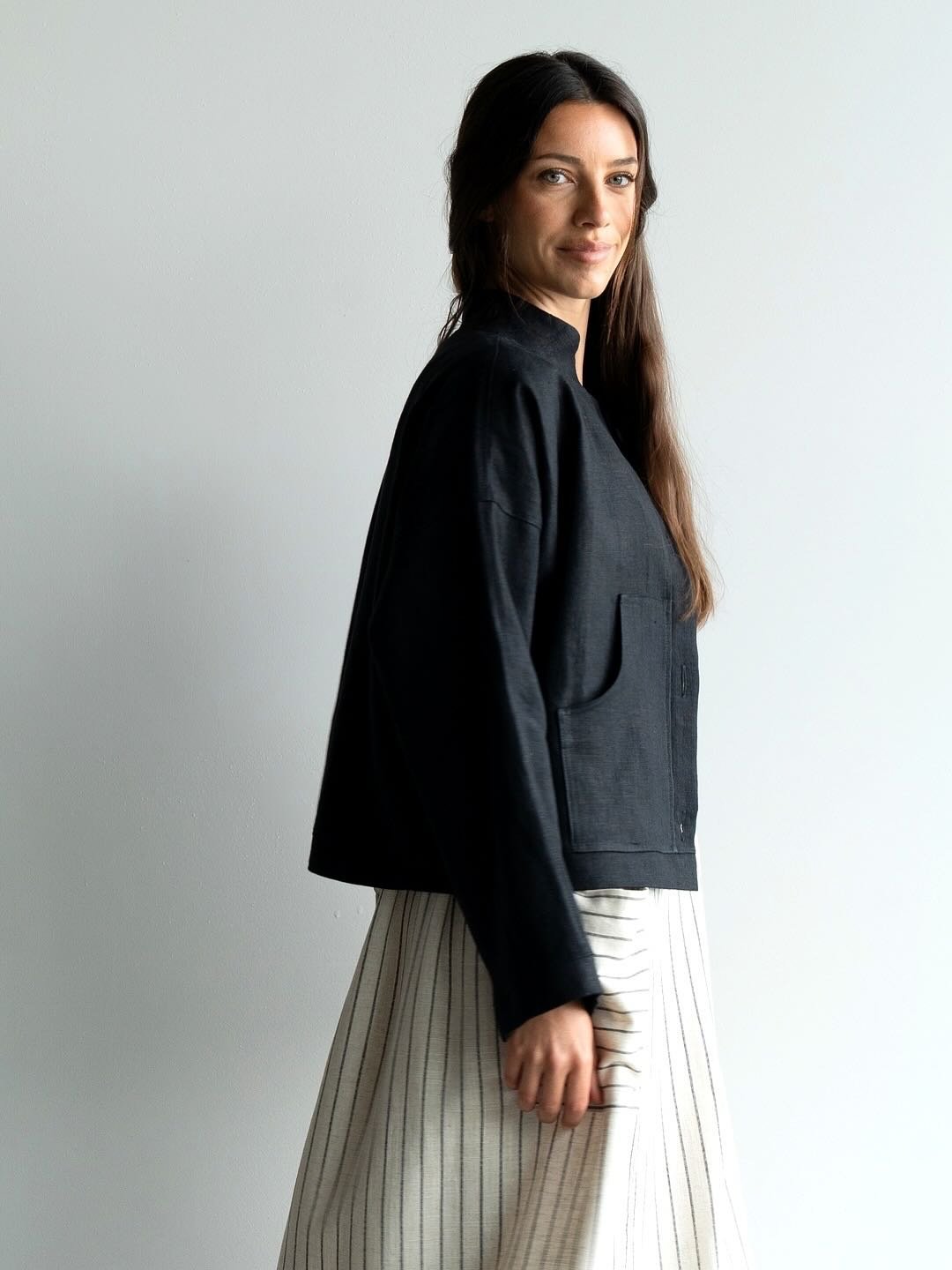 A black linen crop jacket is always a smart piece to have in your wardrobe &mdash; easy to throw on over your favourite dress, jeans, or anything in between.
The Eden Jacket in Black is the perfect one.

@anstsiaj 
@marielle_proulx