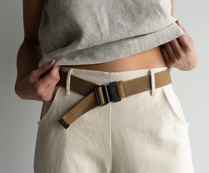 Eva Cargo Pants feature a cool belt loops that fit most belts. They&rsquo;re practical and easy to style your way.

@anstsiaj 
@marielle_proulx