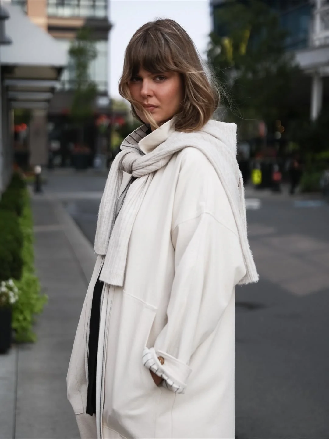 Nomi&rsquo;s winter street style:
The Emily double-layer coat in Sand and Black pairs perfectly with any linen pants and shirts. You can always throw a sweater on top for an extra touch of style.

@berkleyvopnfjord 
@kenzie.owenn 
@sigal_art_design