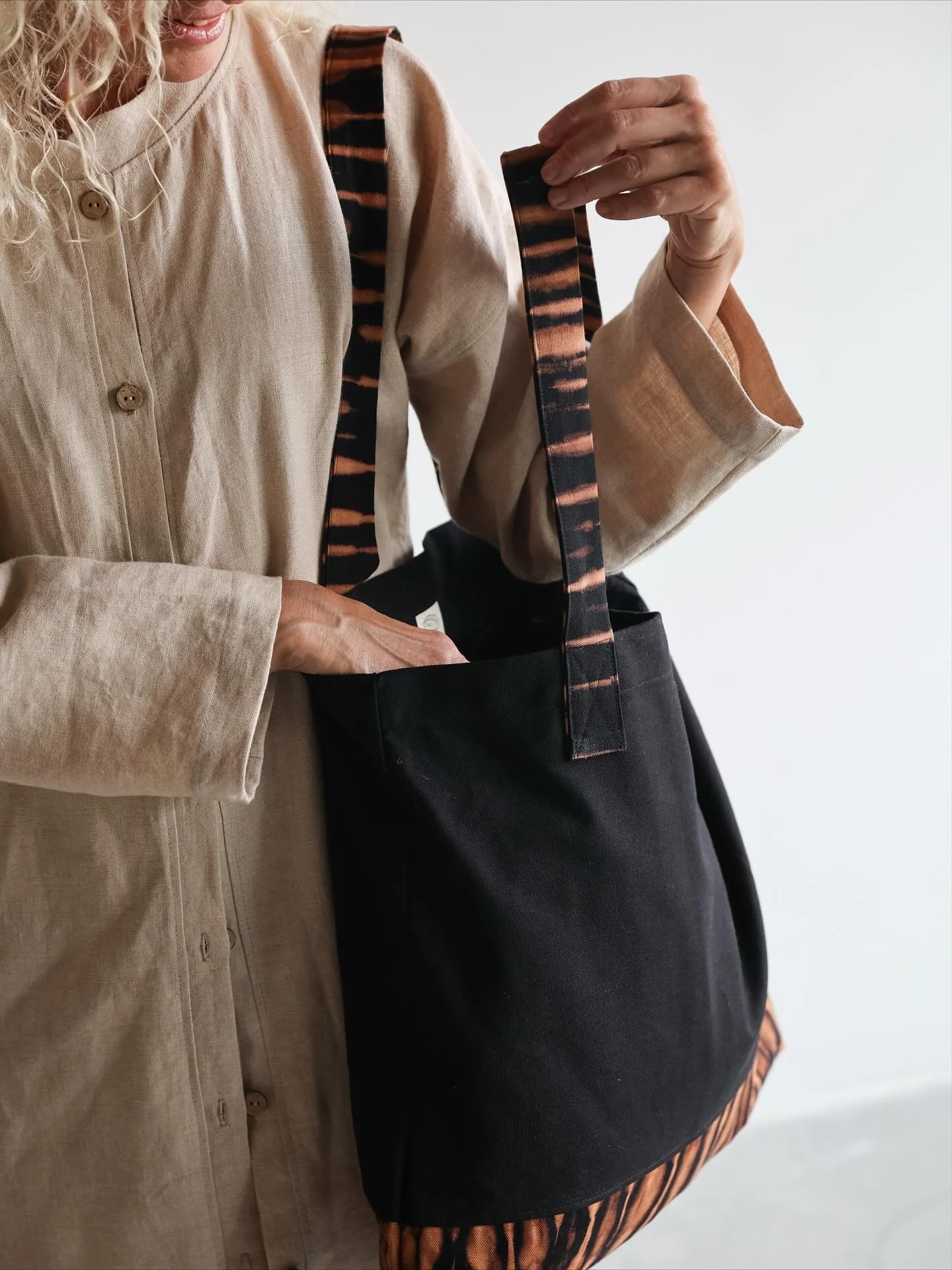 Celebrate my new studio with a special holiday gift!
I&rsquo;m excited to celebrate my new studio with you! As a thank-you for your support, enjoy a special holiday gift this season:
⠀⠀⠀⠀⠀⠀⠀⠀⠀
Orders over $200: Free Linen TESAGE Handbag ($40 value)
⠀