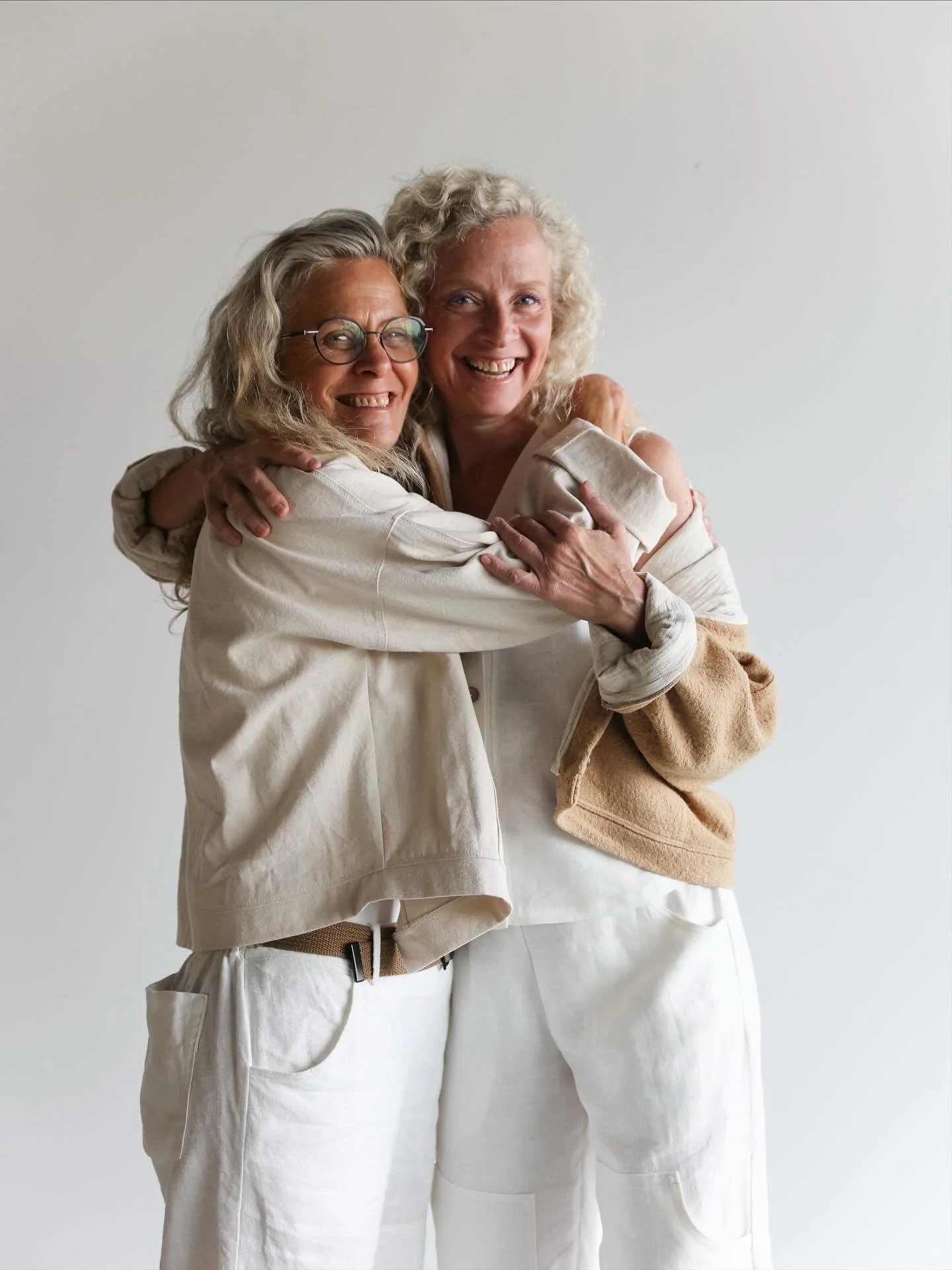 I live in my Eva cargo pants in Ivory and my Eden canvas jacket. I wear these pieces all the time.
In the summer with a tank top under the jacket, and now with any sweater I have in my wardrobe.
In the photo, I&rsquo;m with my friend Sigal, who is we