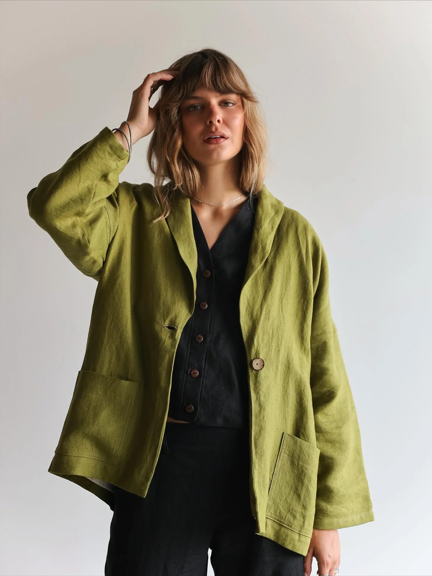 It&rsquo;s the time of the pesto blazer.
Green is one of the most popular colours this year.
The Pesto linen shade has been a favourite of yours, and I&rsquo;m so happy you love it as much as I do.
There are some shades of yellowish and blue in this 