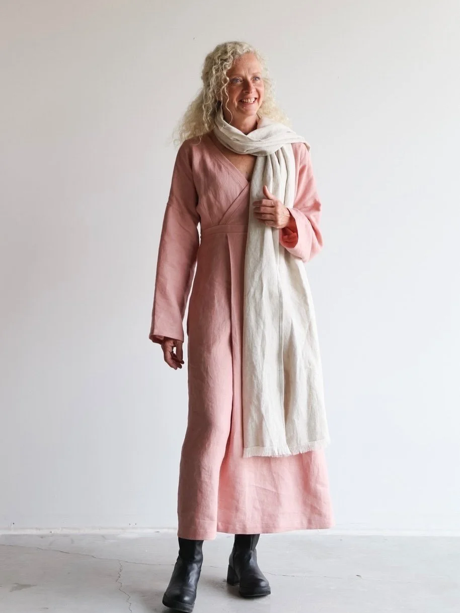 Happy December! The holiday season!
And with it comes the perfect opportunity to talk about the Nicole dress. One of your favourite dresses, it has many details, yet it remains minimal, comfortable, and flattering on many body shapes. This dress is p