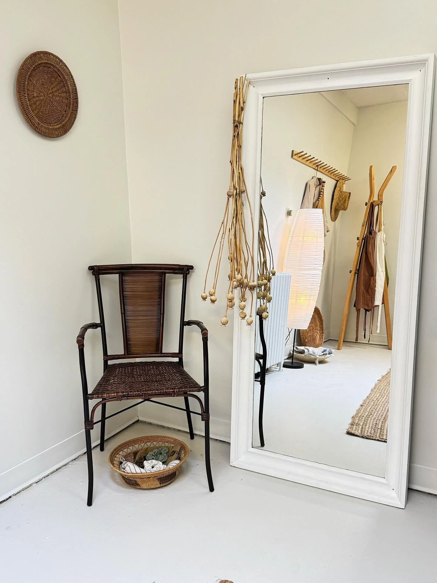 Celebrating the Solstice in my cozy studio ✨
Saturday, December 20 | 10:00&ndash;4:00 pm
Rock Bay Square (2614 Bridge Street, Victoria), Unit #210
I&rsquo;ll be in the studio and would love to see you. 
My friends at @birdsong.studio , talented ceram