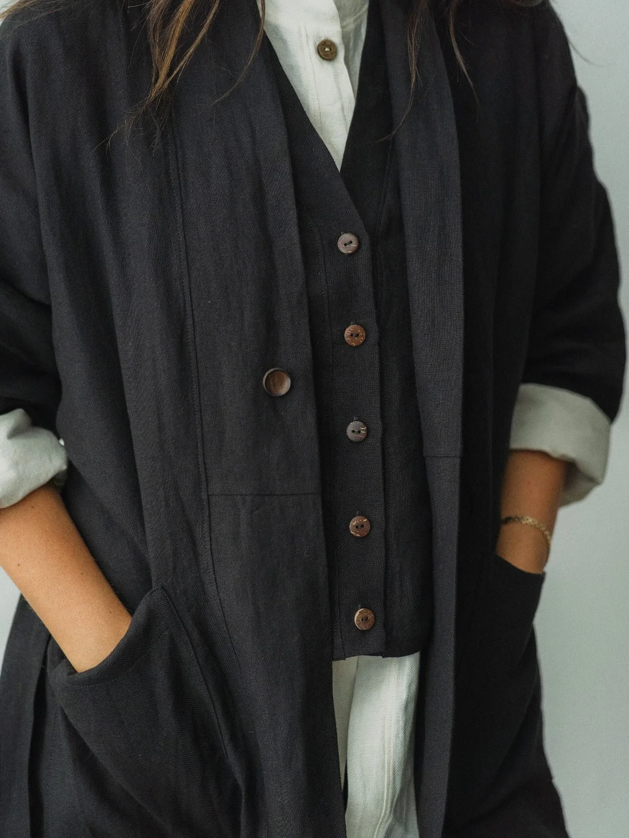 A glimpse of white in a black outfit. Minimal, clean, classic.
⠀⠀⠀⠀⠀⠀⠀⠀⠀
⠀⠀⠀⠀⠀⠀⠀⠀⠀
Robyn shirt in Ivory layered under the Nomi vest, Kim coat, and Jordan pants in Black.