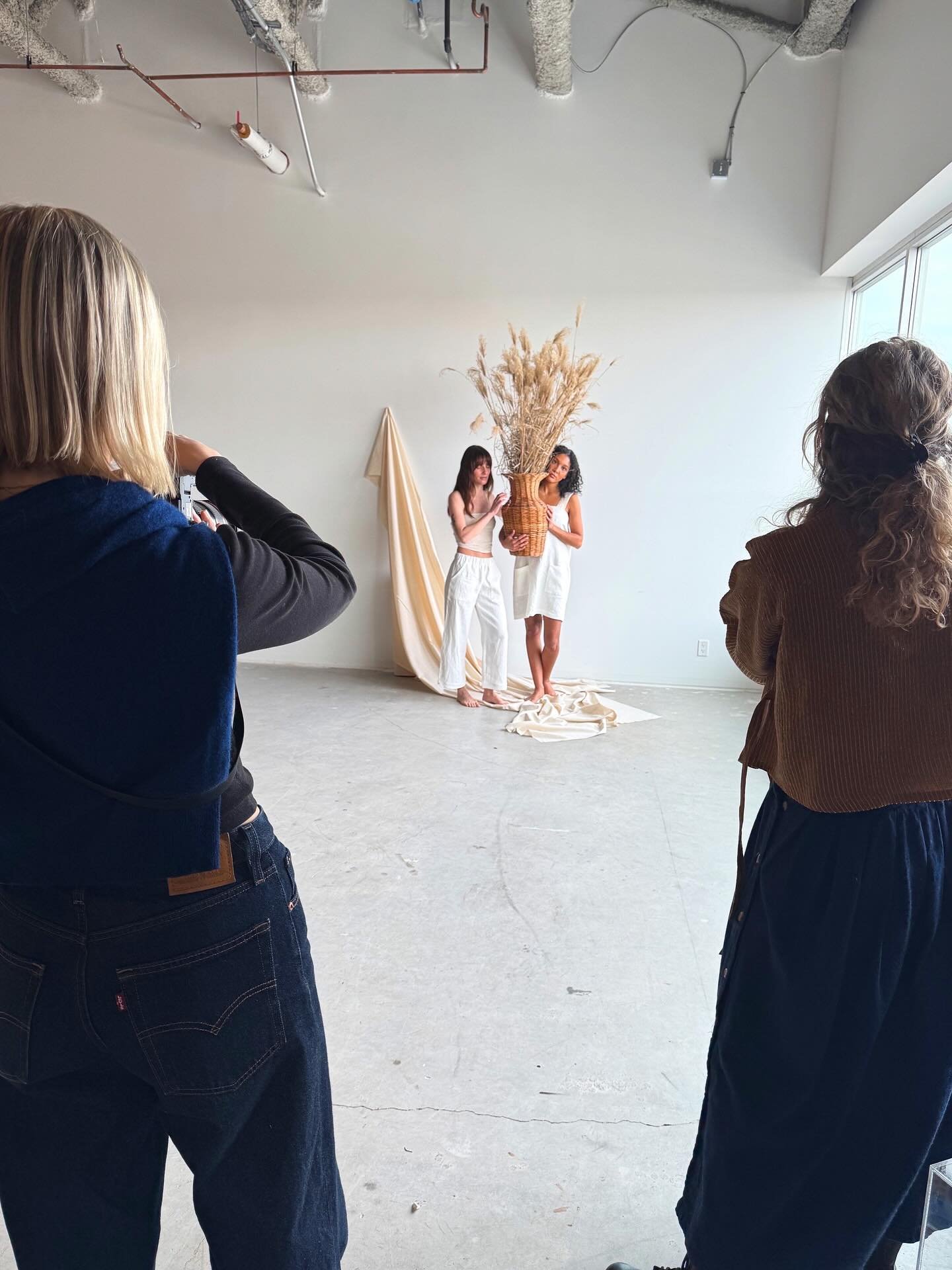 Spring shooting day magic ✨🌸
Feeling so incredibly grateful for this amazing team who brought my vision to life. 
The behind-the-scenes video truly shows how much talent, creativity, and teamwork went into every single shot. What you see  is beautif