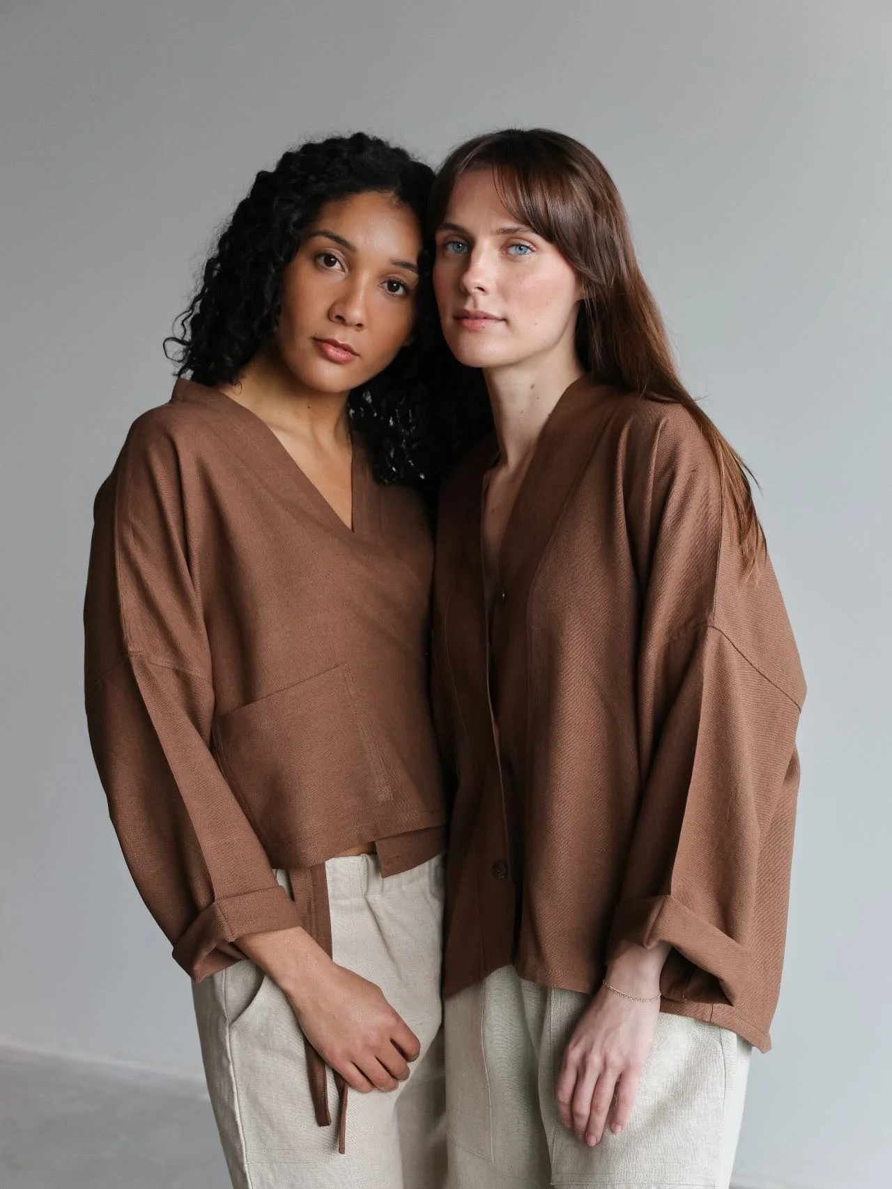 Love the new Cocoa colour 🤎
Sue wrap top + Ren shirt in Cocoa
Jordan pants in Natural.
The warm Cocoa tones on top with the lighter Natural bottoms balance really nicely, clean, earthy, and put-together without trying too hard.

@berkleyvopnfjord 
@
