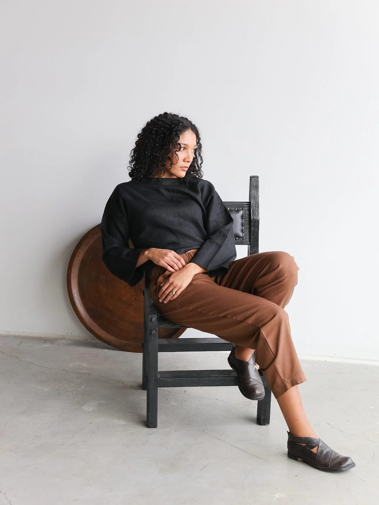 What do you think about black and cocoa together?
⠀⠀⠀⠀⠀⠀⠀⠀⠀
I really like this combo. Black feels bold and a bit dramatic, while cocoa adds warmth and softens the look. It&rsquo;s simple but still feels a little different.
Would you wear it?
⠀⠀⠀⠀⠀⠀⠀⠀