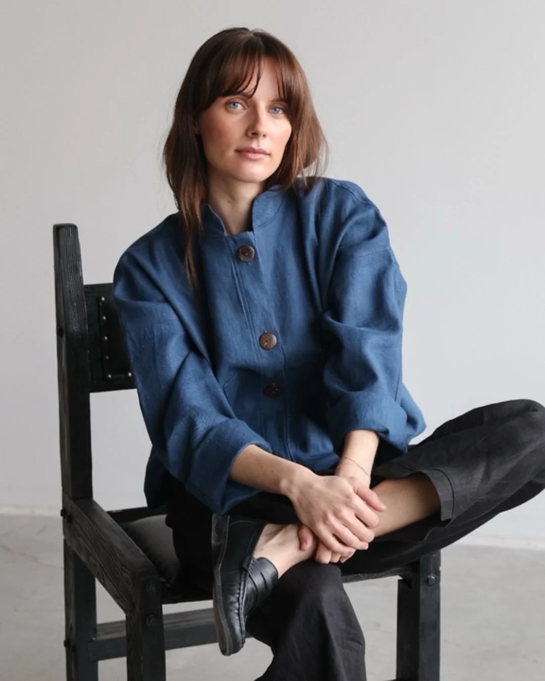 The Eden linen jacket in Ocean is a simple, go-to layer that looks great with both relaxed and dressier outfits. 
The mix of black and blue creates a clean, minimal look with a touch of sophistication.
⠀⠀⠀⠀⠀⠀⠀⠀⠀
Have a wonderful long weekend!

@daiis