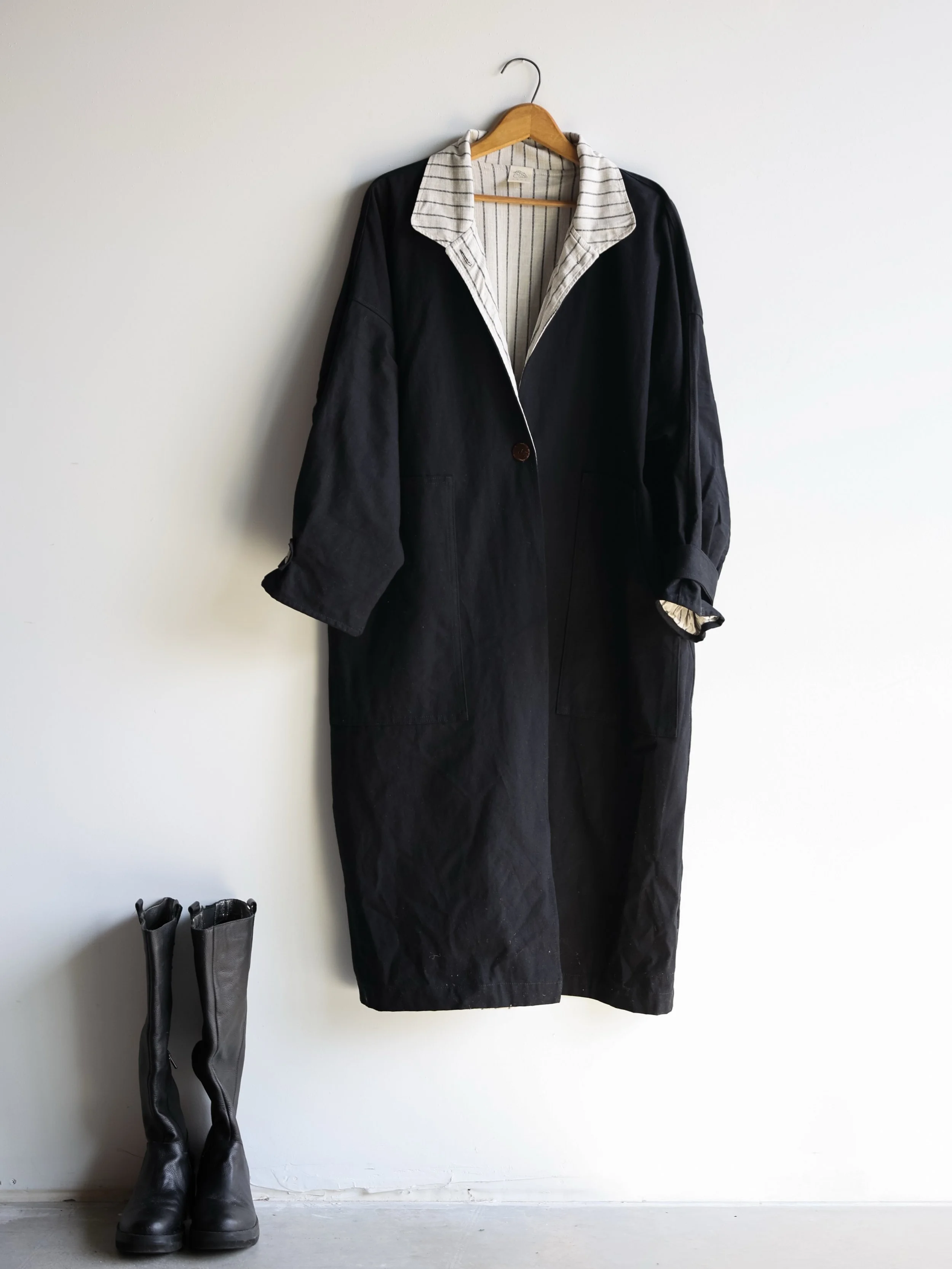 Cooler days are coming, and I wanted to share one of my favourite coats with you: the Emily Double Layer Coat in Black Canvas.

It has a beautiful linen-stripe lining and is a cozy, versatile piece for the cooler season. I have mine in black and wore
