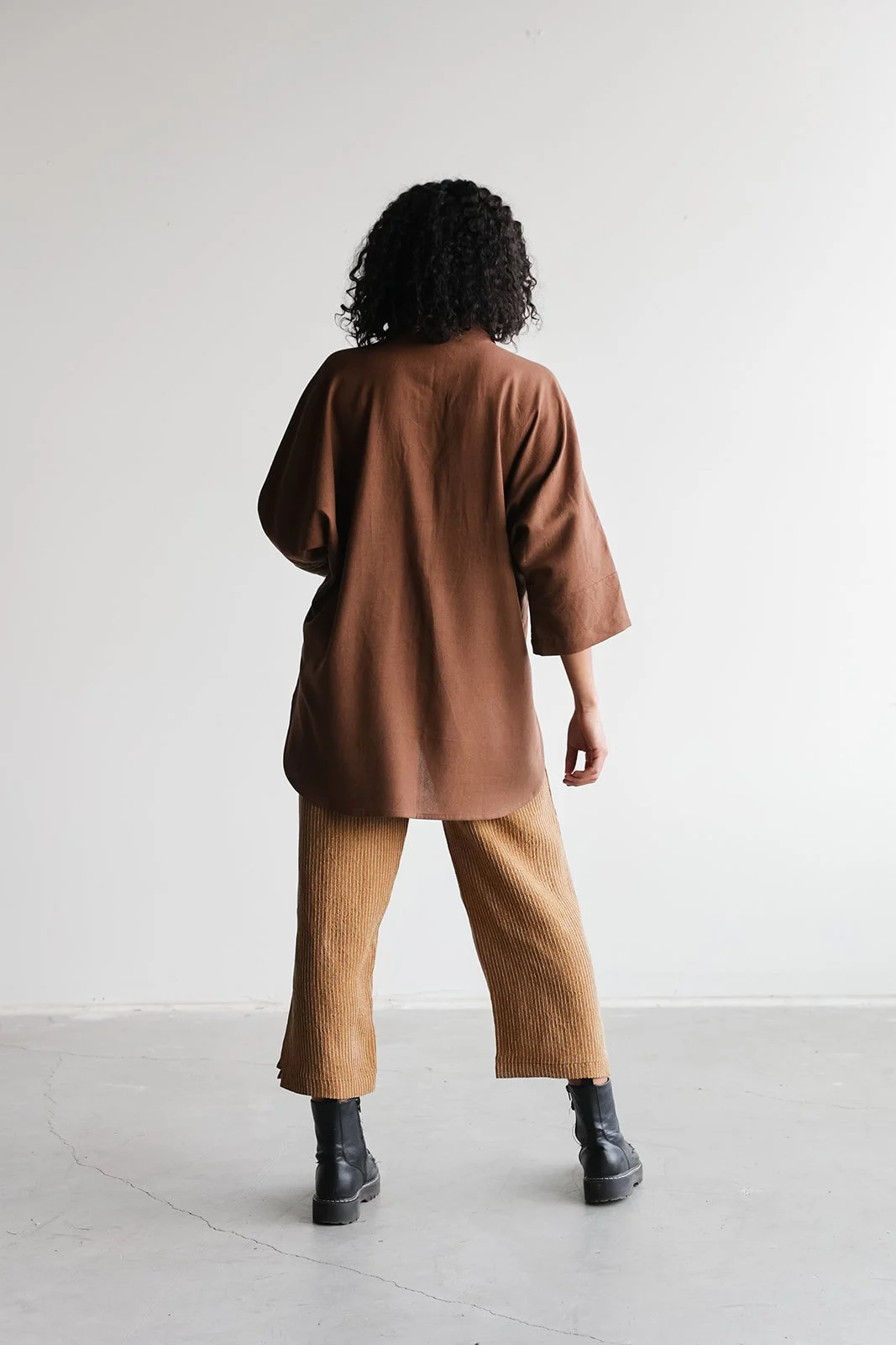 nomi-designs-linen-capri-pants-ginger-shirt-cocoa-back.jpg