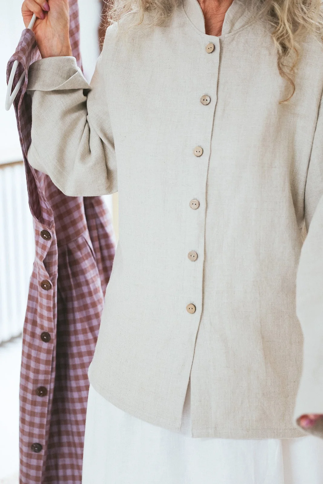 Nomi-designs-studio-linen-shirt-natural-details.jpg