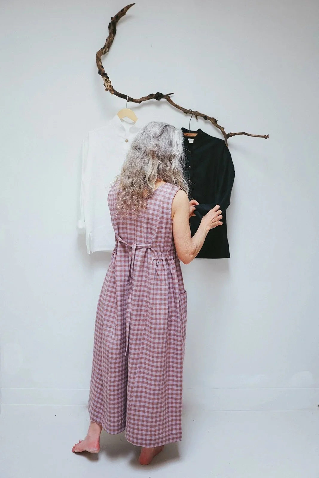 nomi-dewsigns-linen-dress-sllevless-back-gingham.jpg