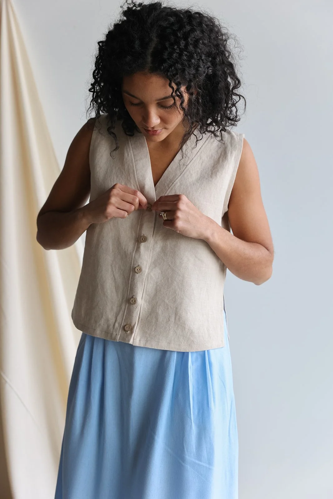 nomi-designs-linen-vest-natural-front-details.jpg