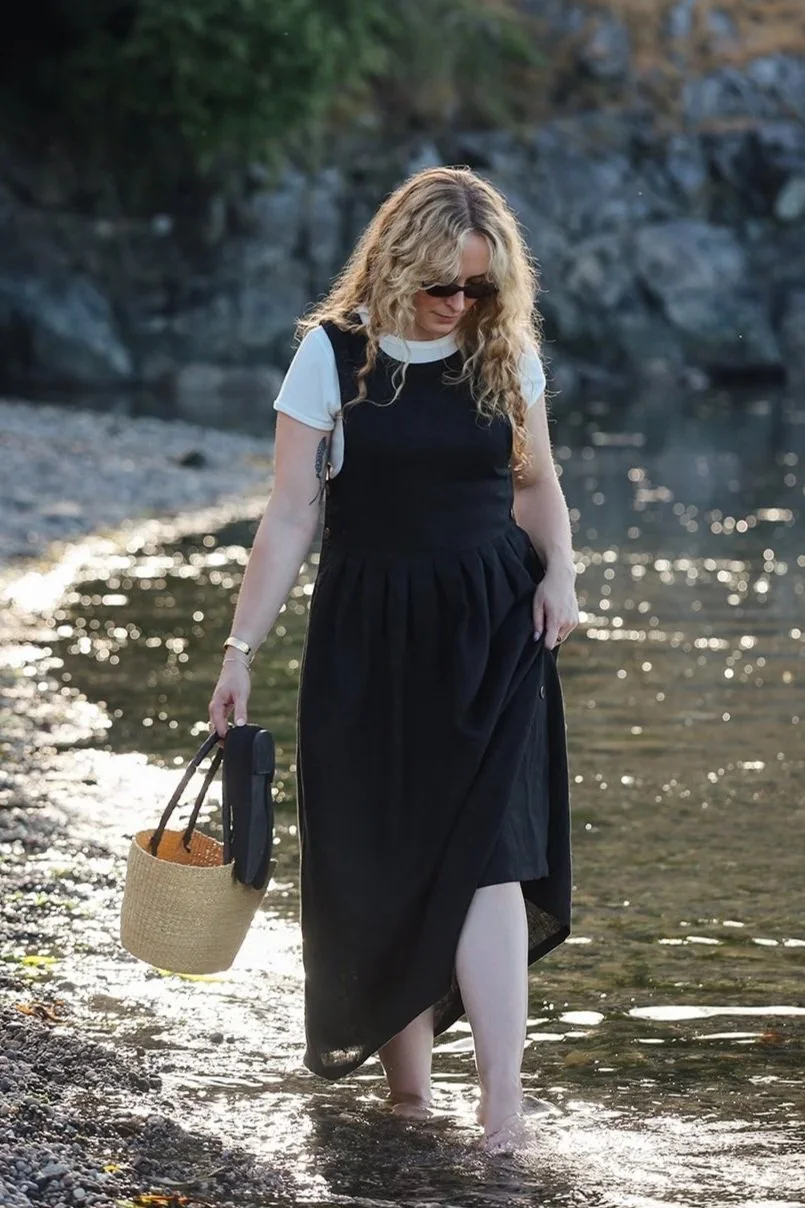 nomi-designs-linen-dress-black-walk-Beach.jpg