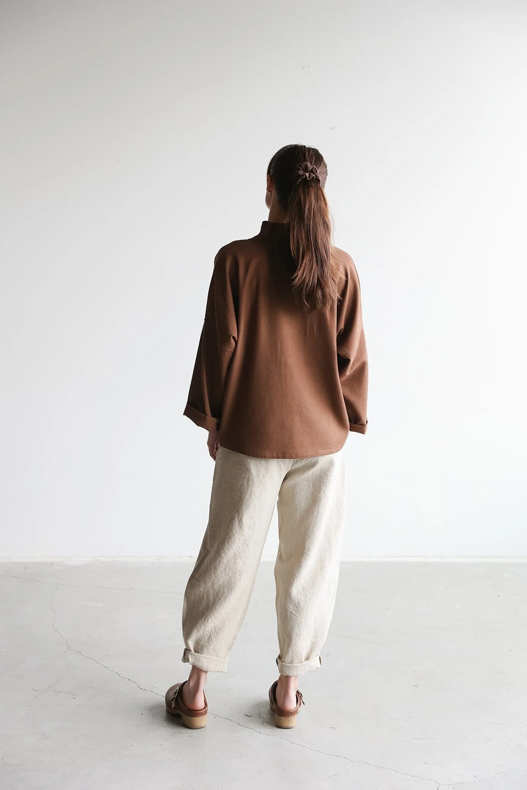nomi-designs-linen-pants-natural-shirt-cocoa-back.jpg