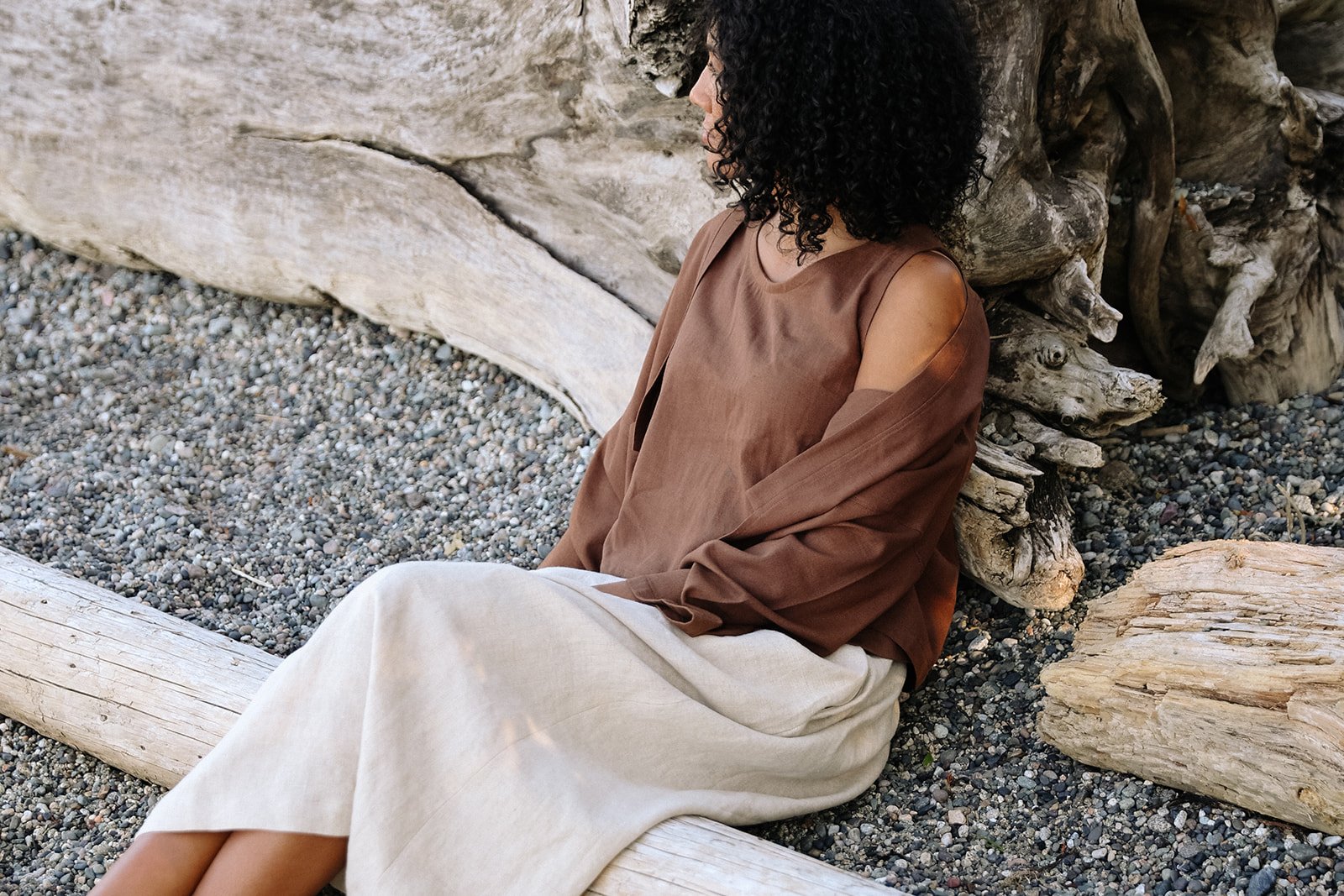 nomi-deigns-linen-outfit-cocoa-natural-sit-Beach.jpg