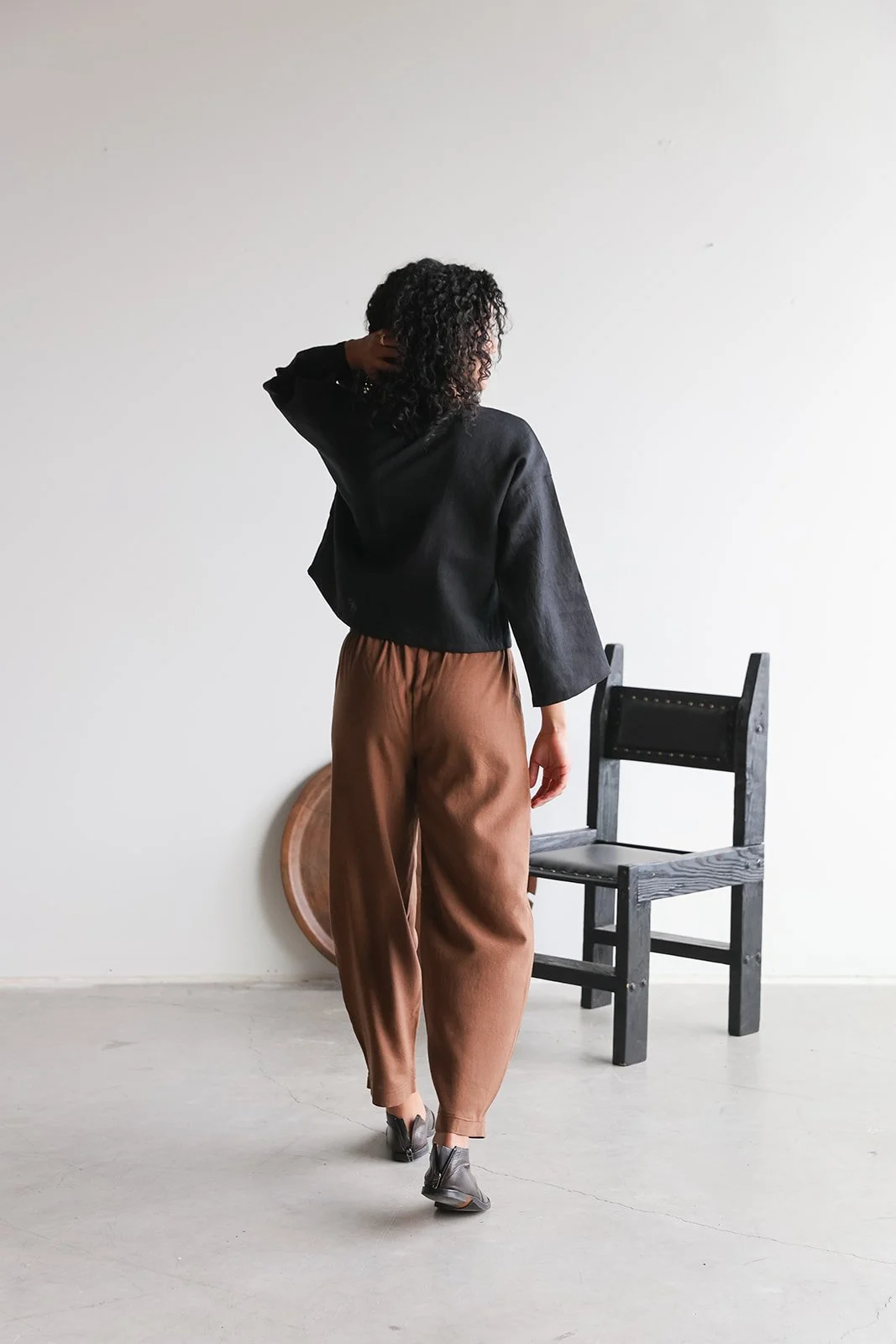 nomi-desogns-linen-pants-cocoa-long-sleeve-top-black-back.jpg