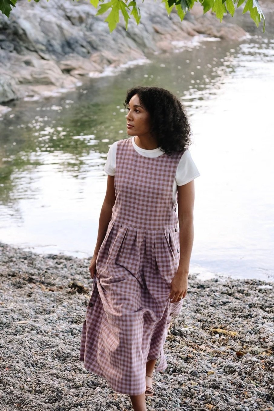 nomi-daigns-linen-dress-gingham-front-Beach.jpg