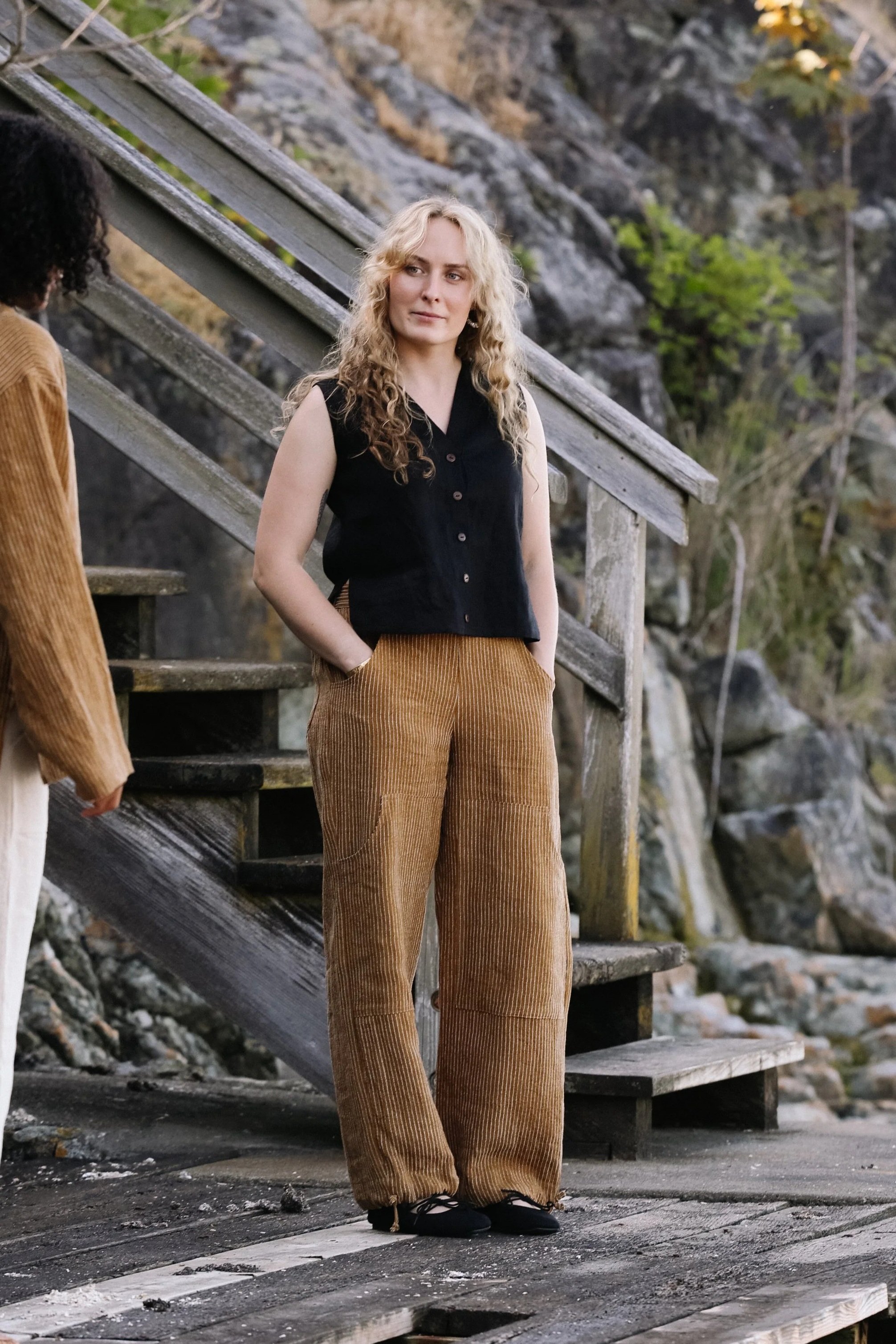 nomi-designs-linen-pants-ginger-vest-black-front-Beach.jpg