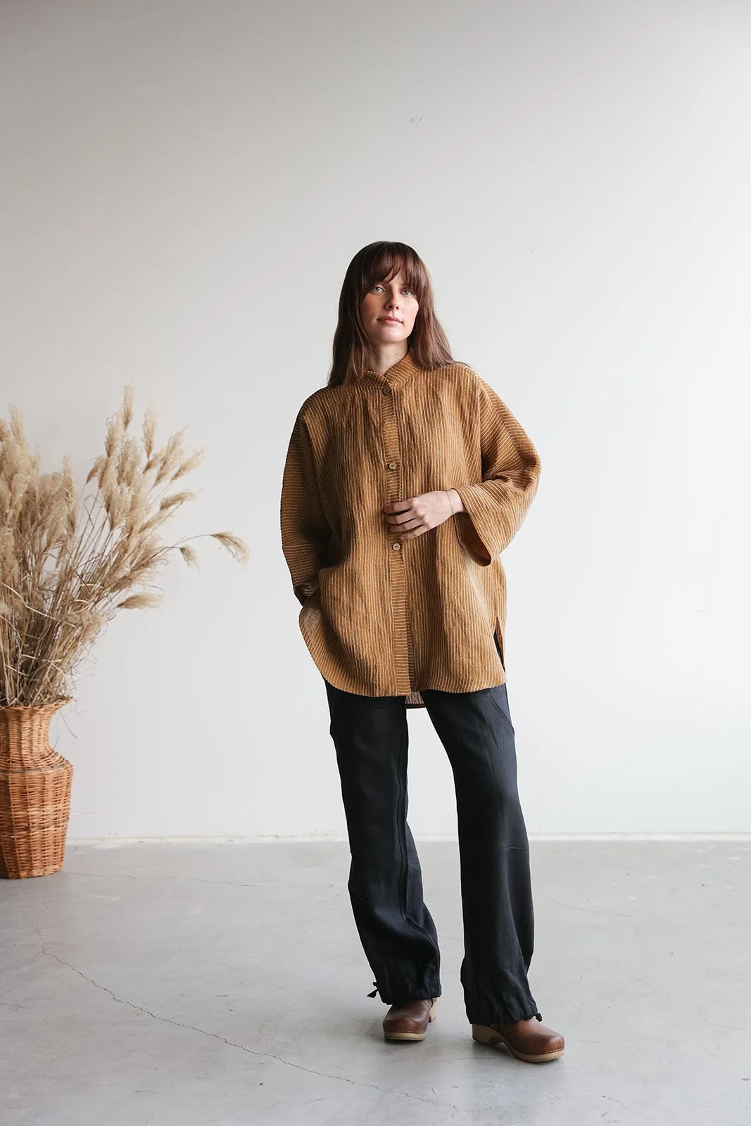 nomi-designs-linen-pants-black-shirt-ginger-front.jpg