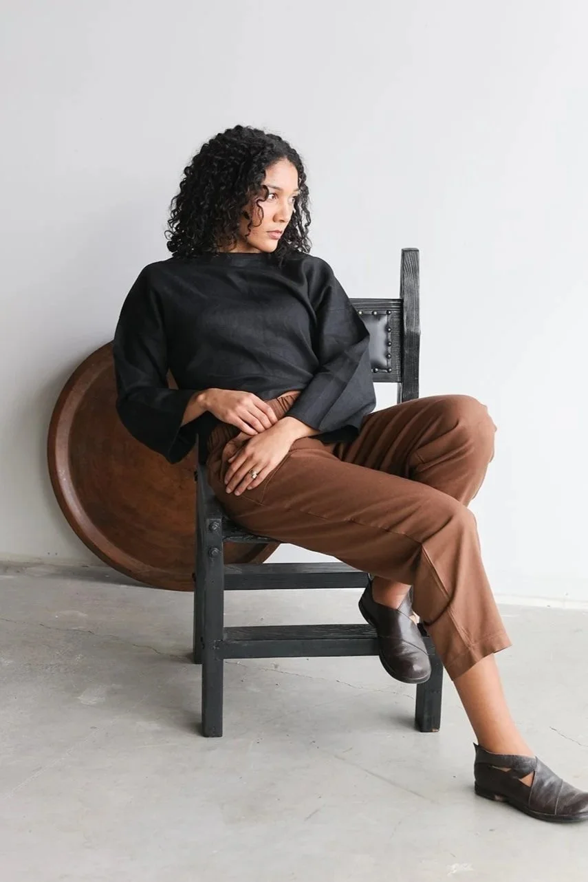 nomi-designs-linen-pants-cocoa-long-sleeve-top-black-sitting.jpg