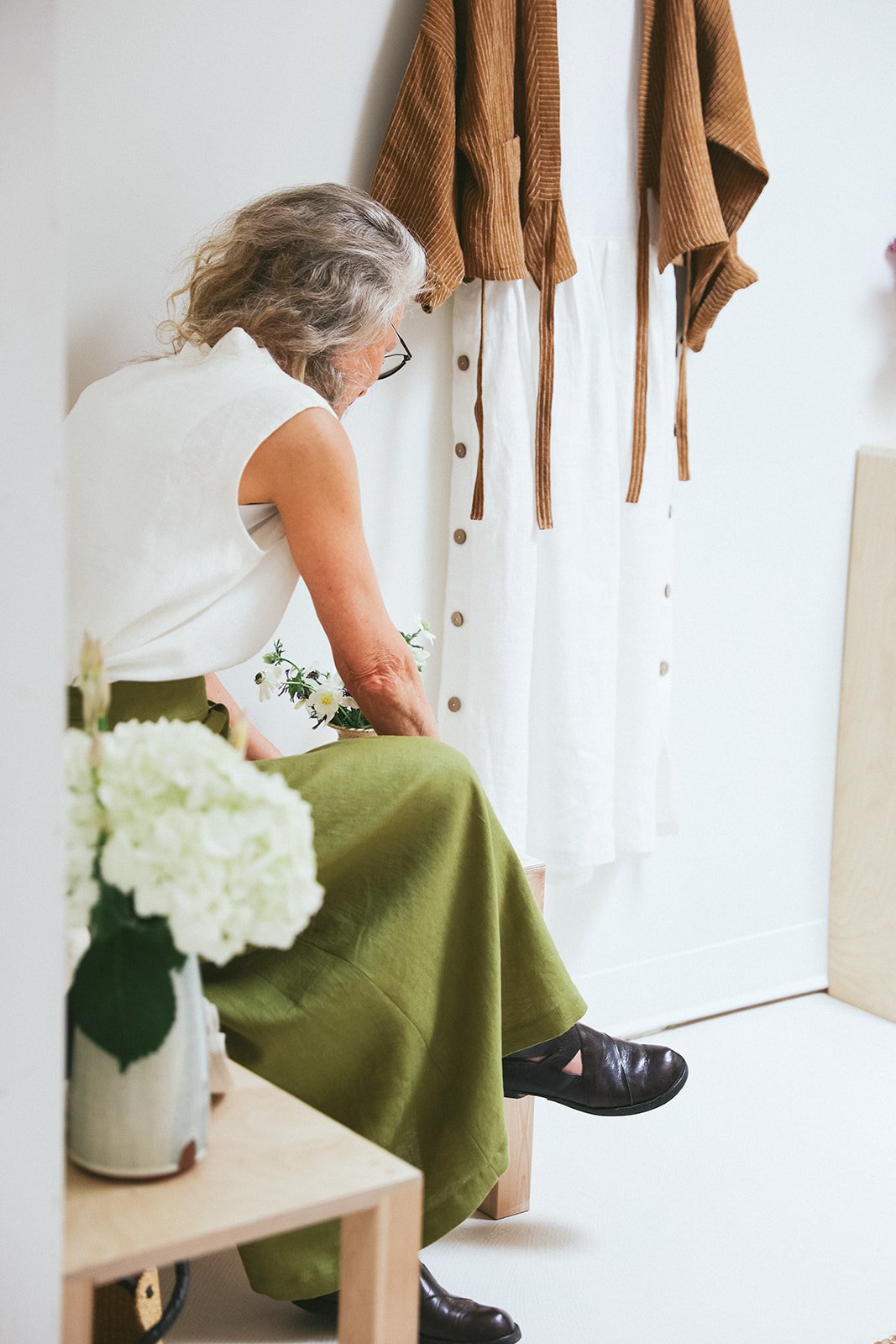 Nomi-designs-studio-flowers-linen-outfit.jpg