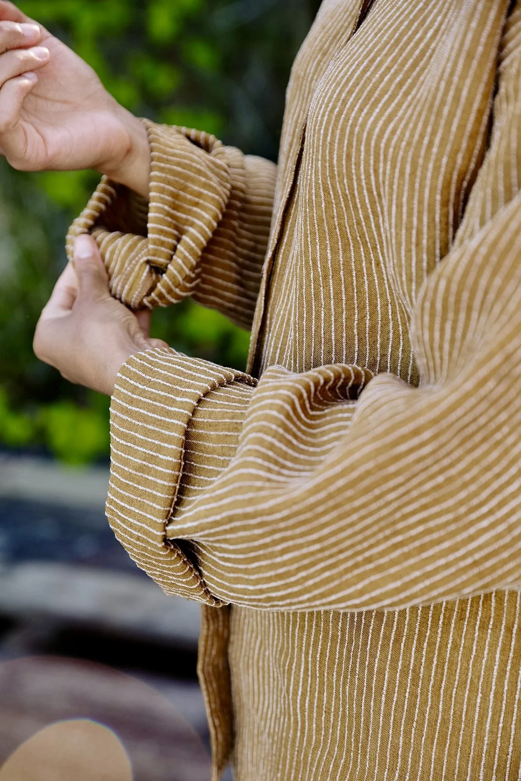 nomi-designs-linen-shirt-ginger-sleeves-detail-Beach.jpg