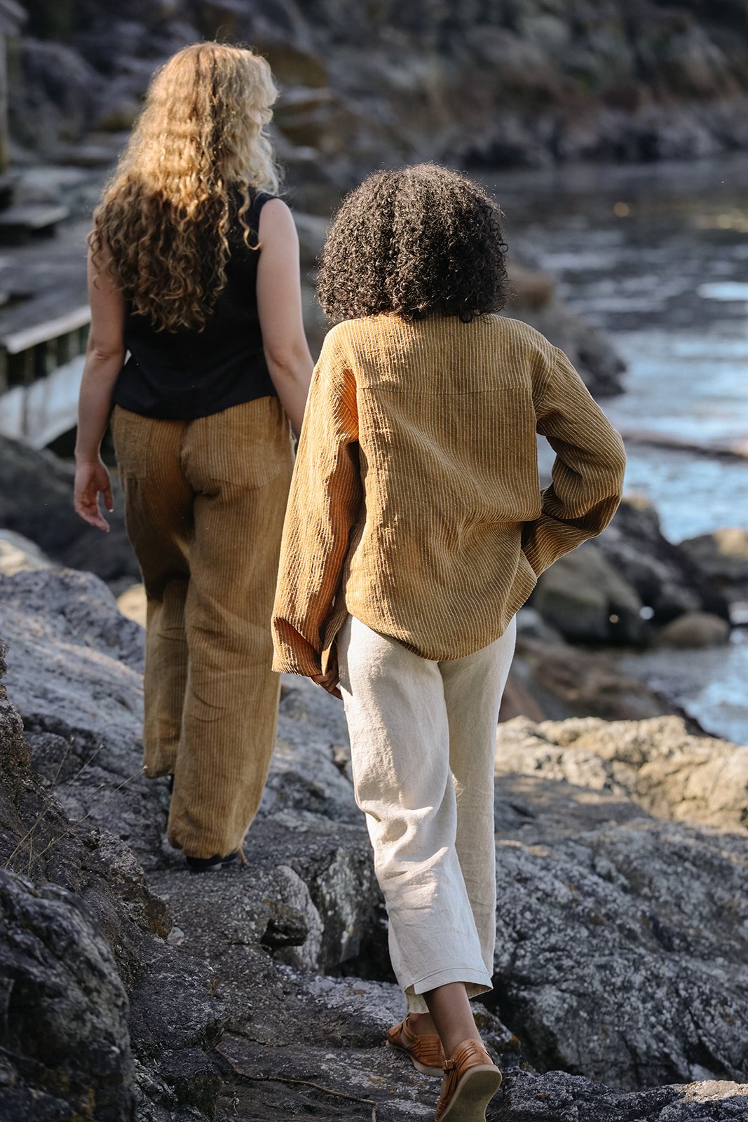 nomi-designs-linen-outfits-ginger-shirt-pants-natural-capri-back-Beach.jpg