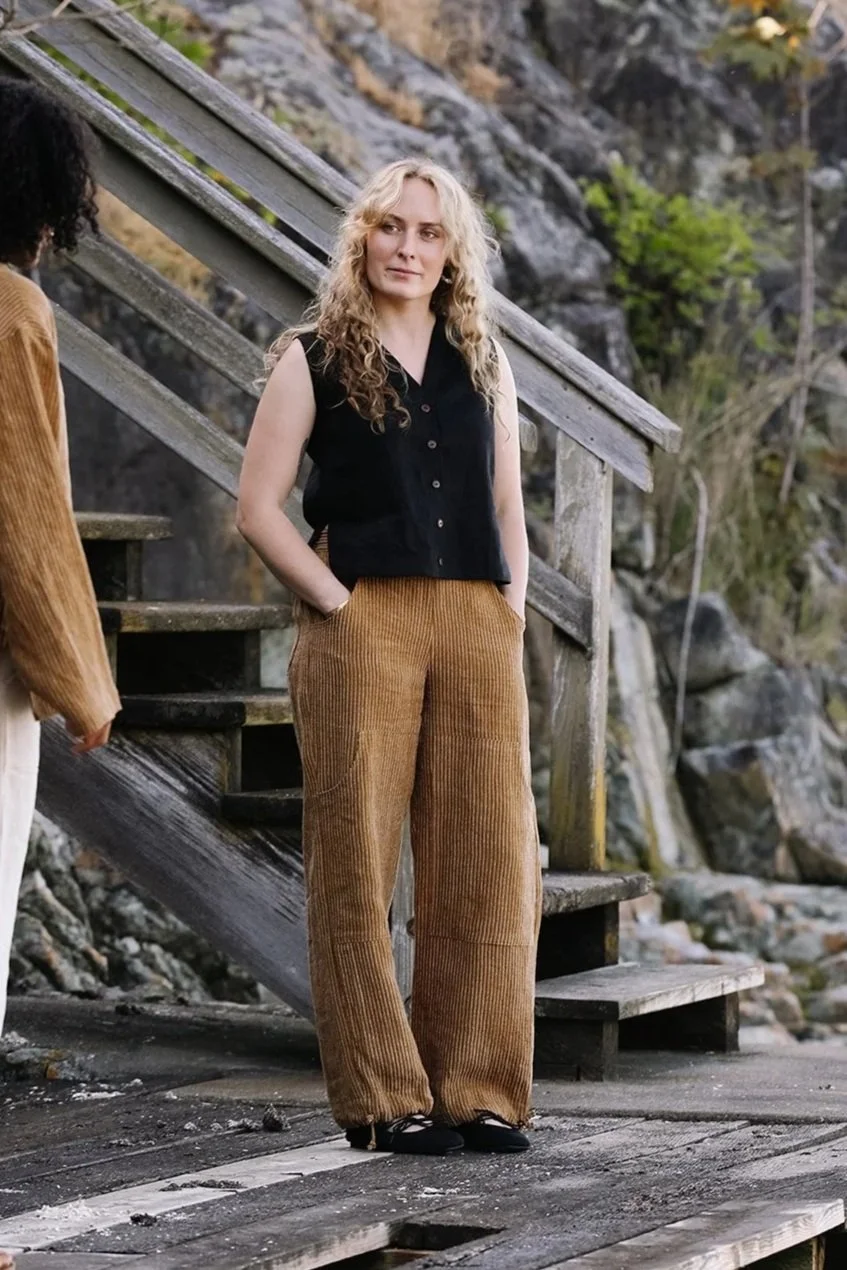 nomi-designs-linenvest-black-pants-ginger-front-Beach.jpg
