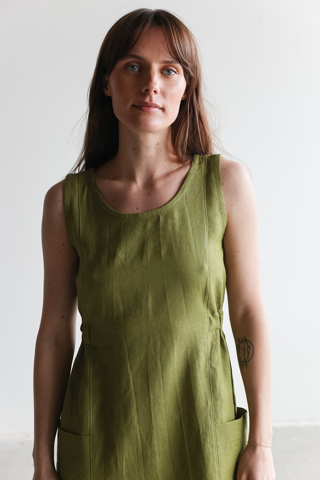 nomi-designs-linen-dress-pesto-details.jpg