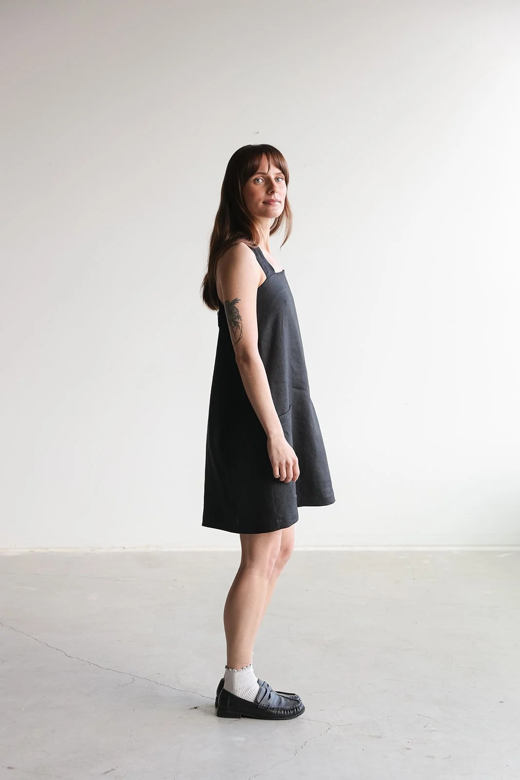 nomi-designs-linen-straps-dress-black-side.jpg