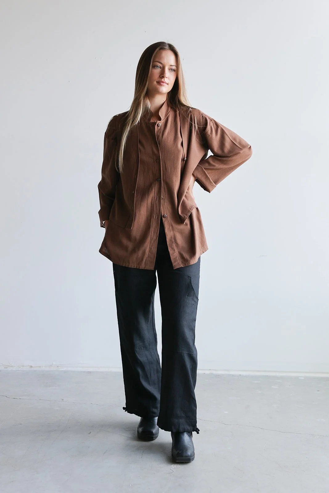 linen-shirt-vest-cocoa-blackpants.jpg