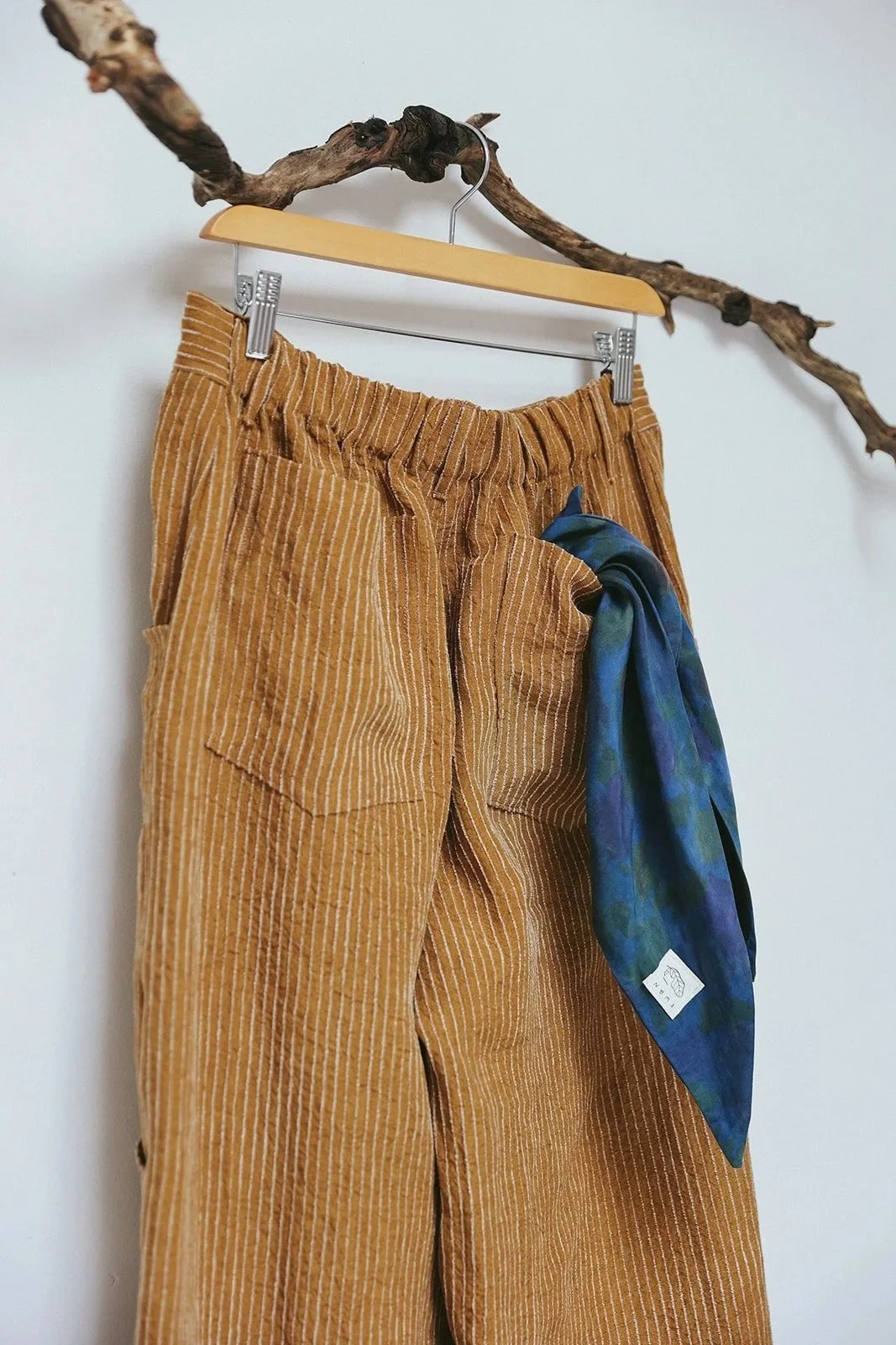 Nomi-designs-studio-linen-pants-scarf-back.jpg