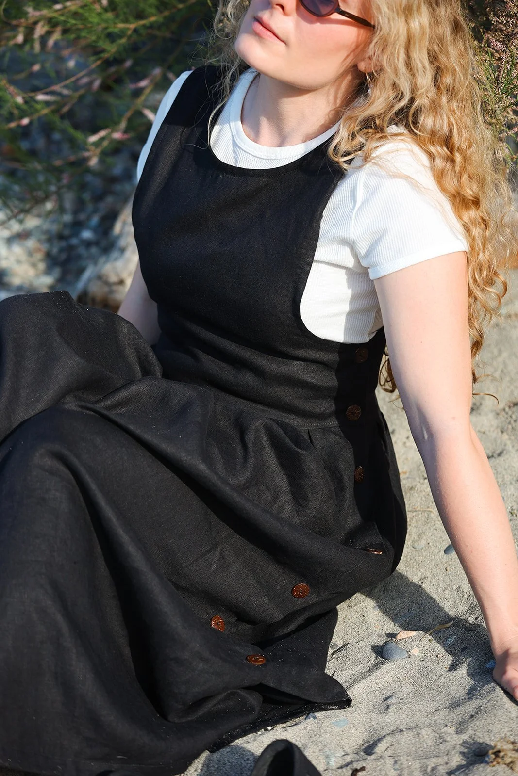 nomi-designs-linen-dress-black-details-Beach.jpg