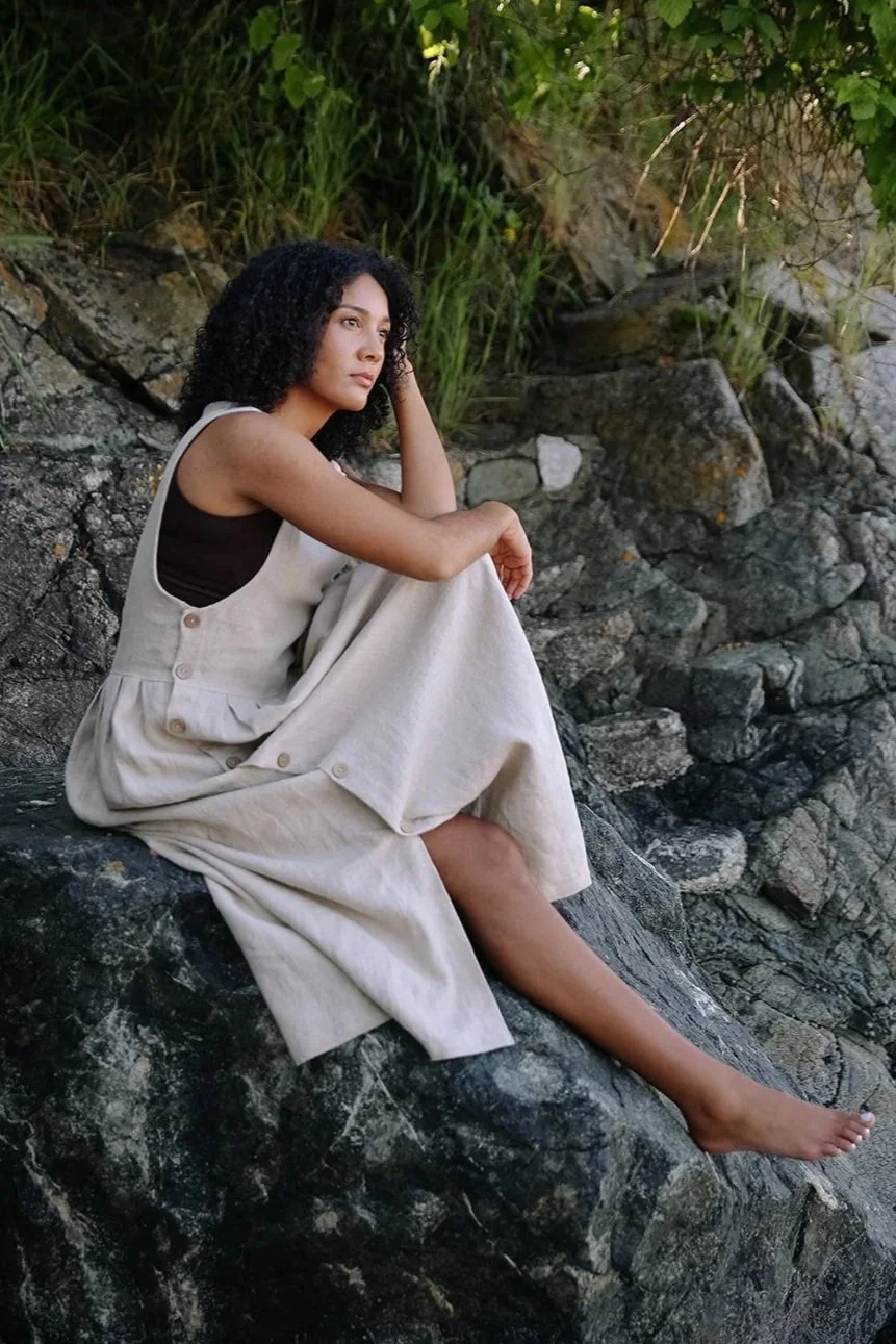 nomi-designs-lene-dress-natural-sit-side-Beach.jpg