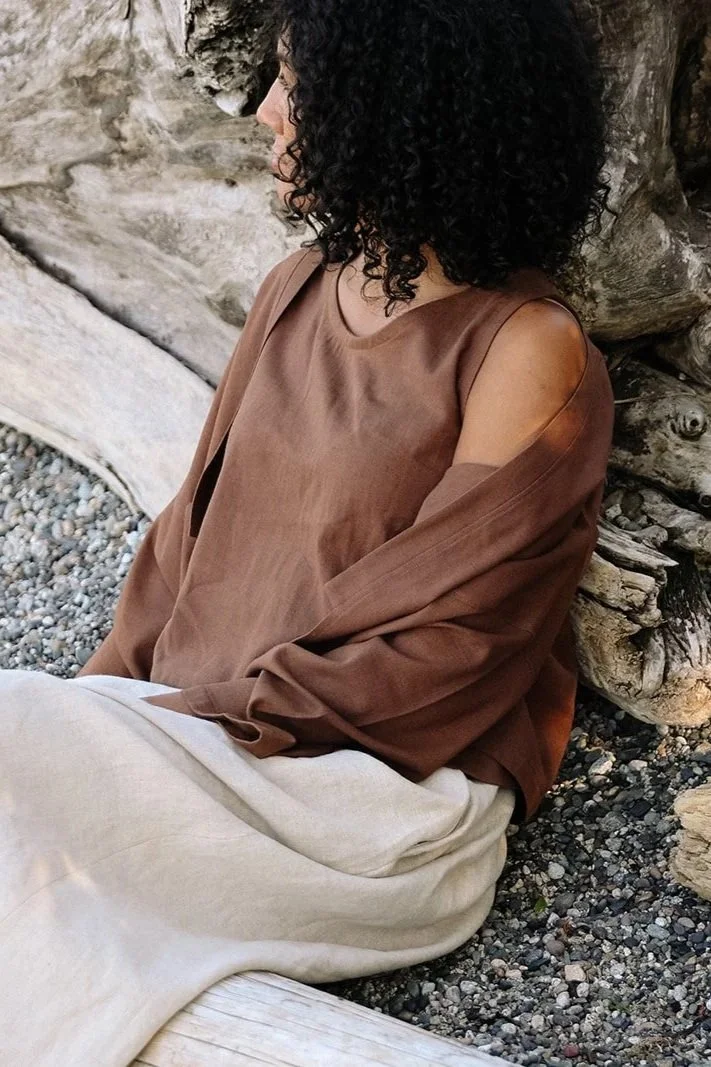 nomi-deigns-linen-outfit-cocoa-natural-sit-Beach.jpg