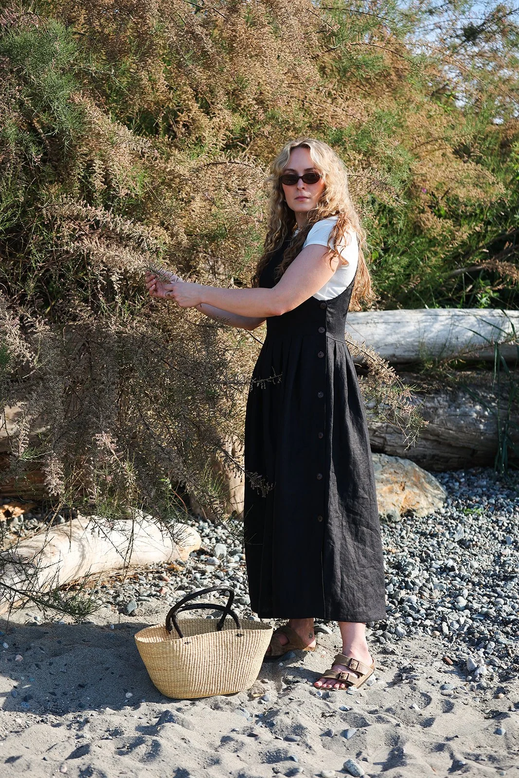 nomi-designs-linen-dress-black-front-Beach.jpg