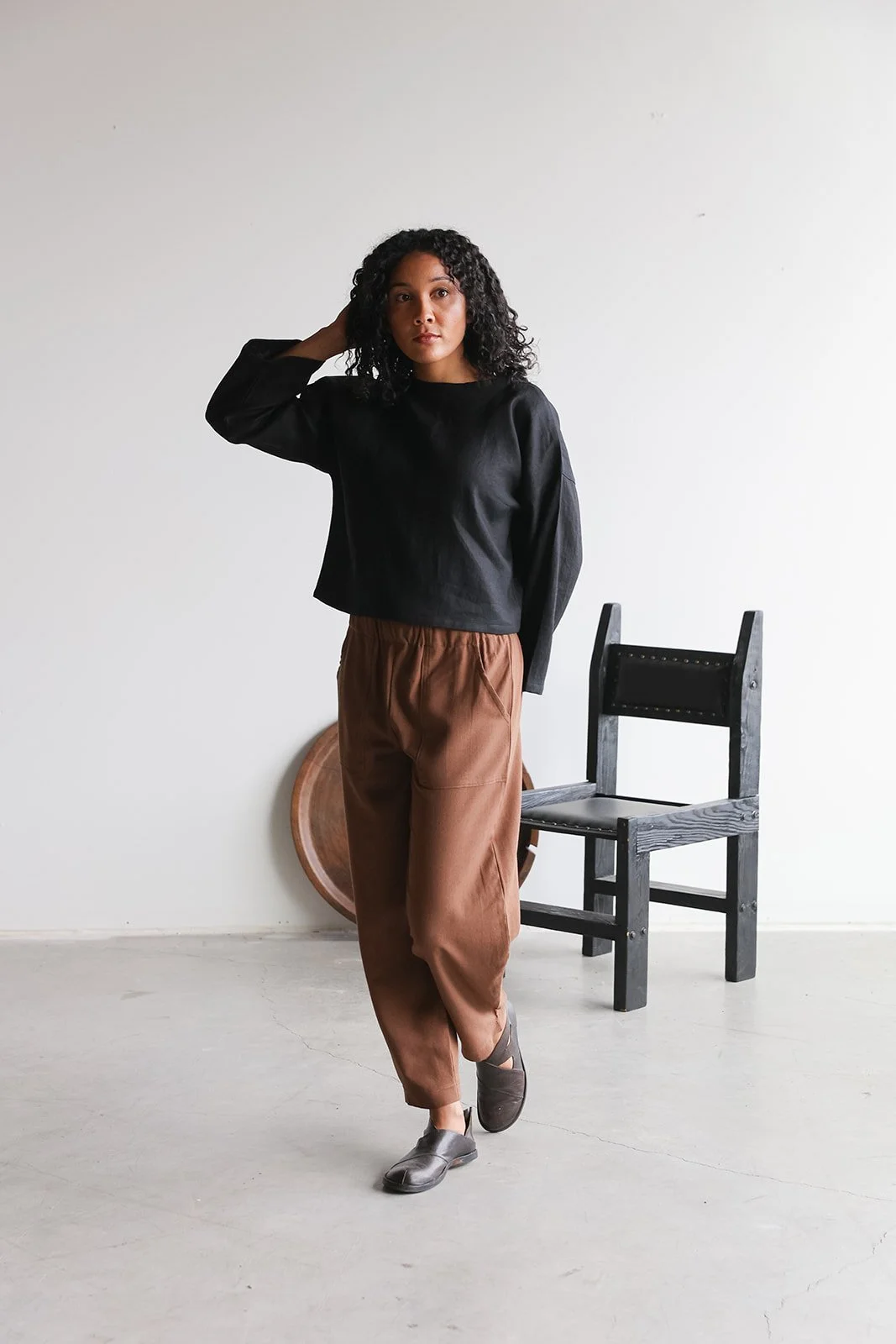 nomi-designs-linen-pants-cocoa-long-sleeve-top-black-front.jpg