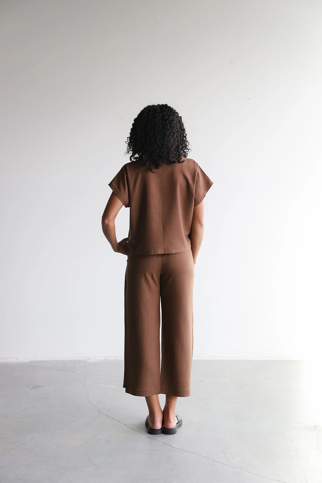 nomi-designs-linen-top-pants-cocoa-back.jpg