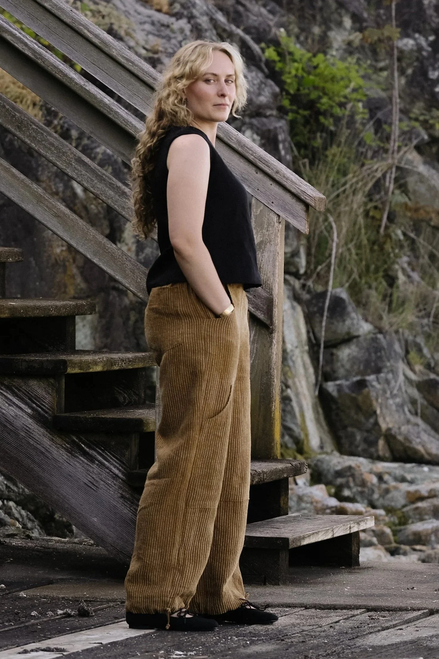 nomi-designs-linen-shirt-ginger-pants-natural-side-Beach.jpg