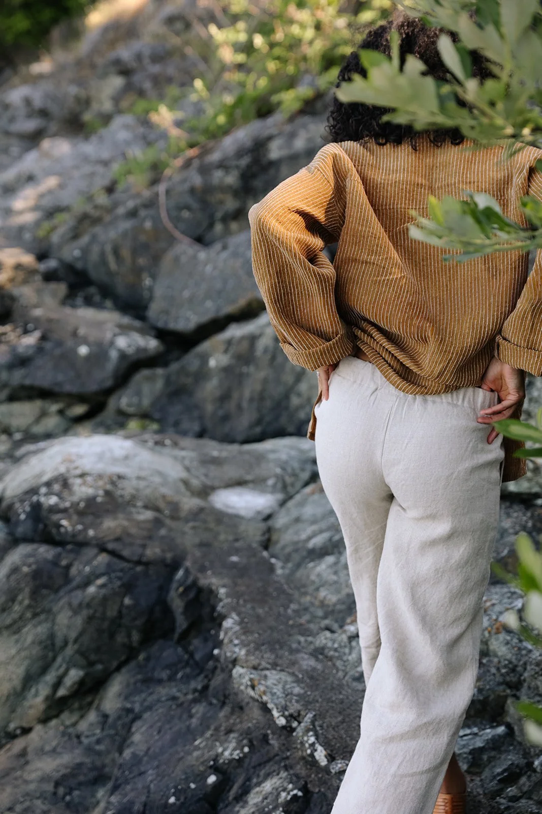 nomi-designs-linen-pants-natural-back-Beach.jpg