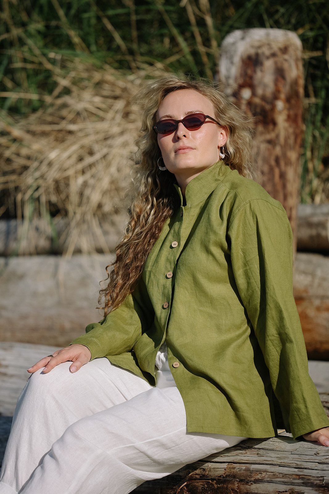 nomi-designs-linen-shirt-pesto-sit-Beach.jpg